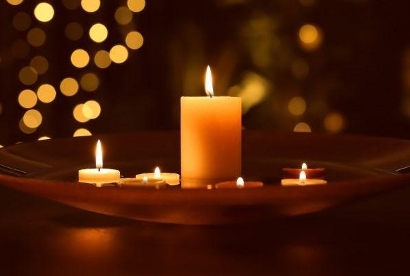 1607346124fd26c47b6_kaars_met_waxinelichtjes-2.jpeg