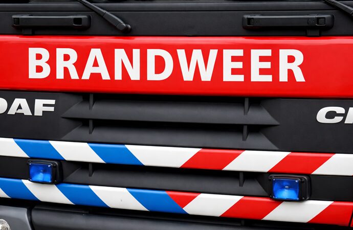 Auto vliegt in brand tijdens rijden op Eisenhowerlaan in Alphen aan den Rijn