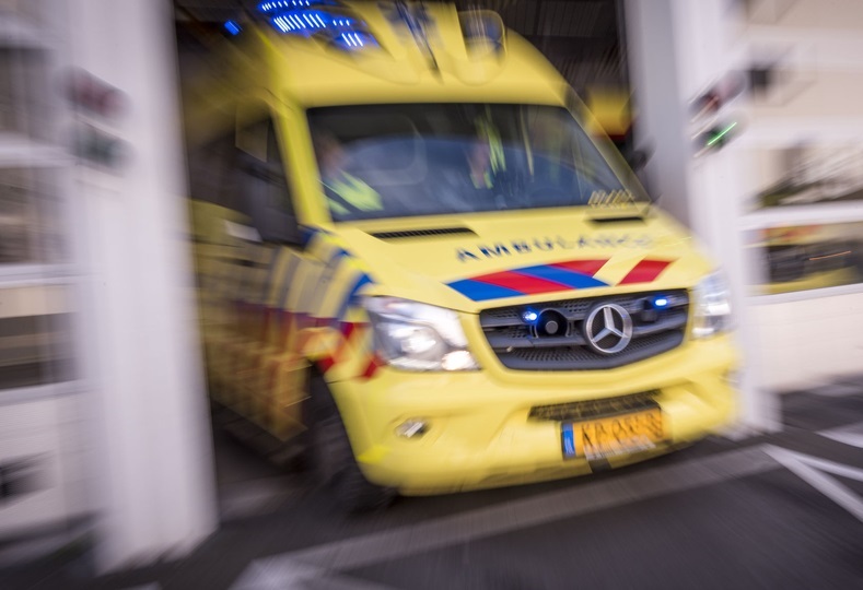 Jonge vrouw zwaargewond na aanrijding op stoep bij Herenhof in Alphen