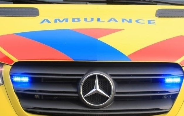 Auto vliegt uit de bocht op N207 en botst tegen verkeerspaal