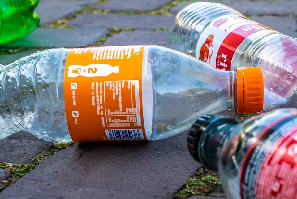 Vrijwilligers halen statiegeldflessen op voor Huttenbouwweek in Hazerswoude-Dorp