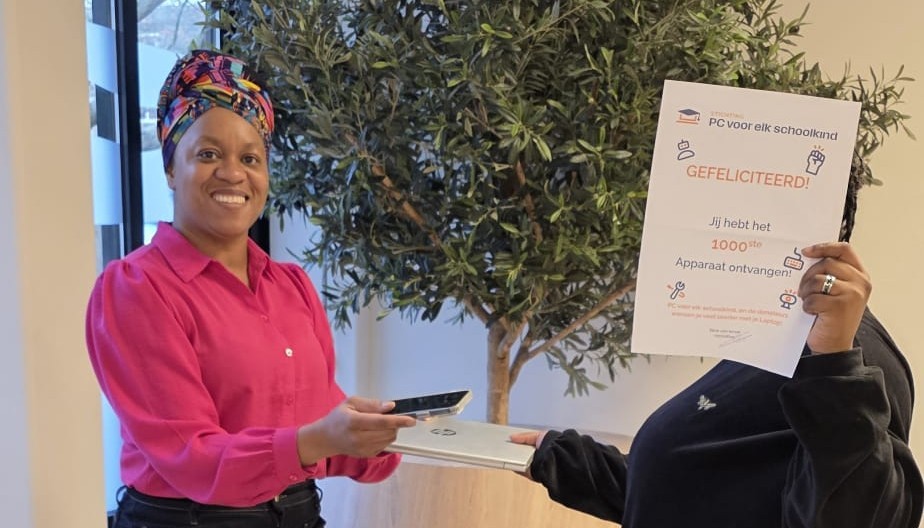Stichting viert mijlpaal: 1000e opgeknapte laptop naar kind zonder computer
