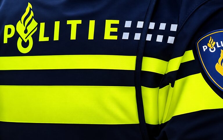 Politie helpt dronken man van straat in Alphen aan den Rijn
