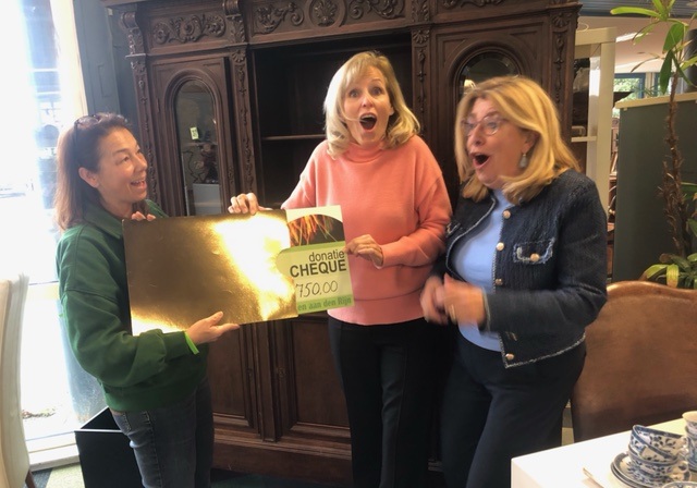 Donatie van Kringloop Alphen voor Lichtjes in het Donker