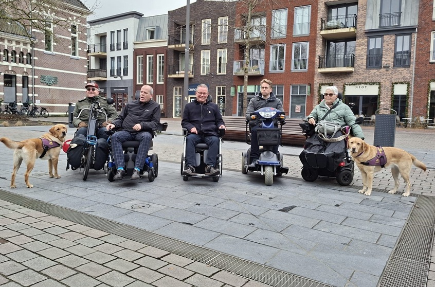 Politici ervaren Alphen in rolstoel: ‘Je gaat echt met andere ogen kijken’