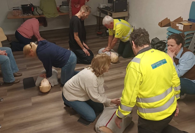 Dierenambulance Alphen aan den Rijn e.o. breidt hulpverlening uit met AED en reanimatietraining