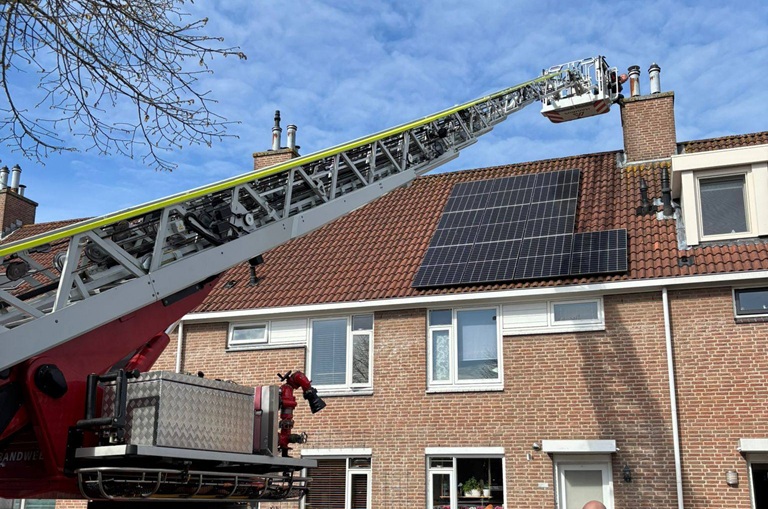 Brandweer en dierenambulance halen kauw uit luchtschacht in Alphen aan den Rijn