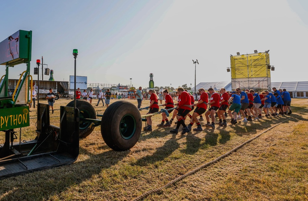 Zo'n 4.000 bezoekers bij jubileumeditie Touwtrekken tijdens Trekkertrek Koudekerk: 'Gekkigheid, spor