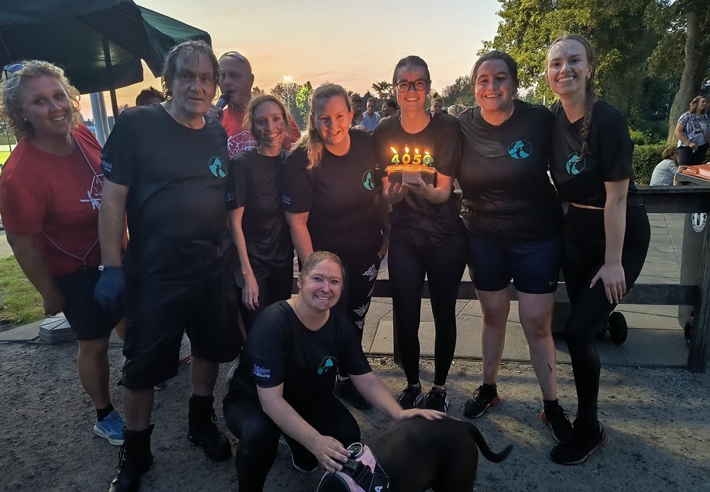 Acht toppers trotseren Poldercross en halen €5.025 op voor dieren in nood