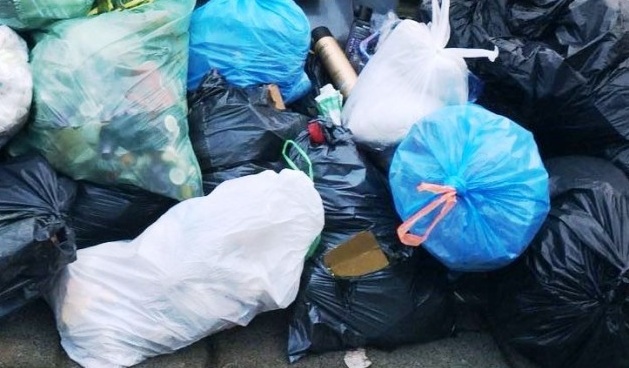 Bewoners Toorflat klagen over groeiende afvalberg bij Stationsplein