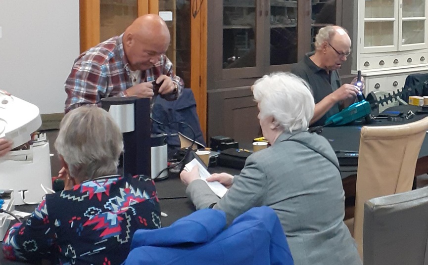 Altijd_wat_te_doen_bij_het_Repair_Cafe.jpg