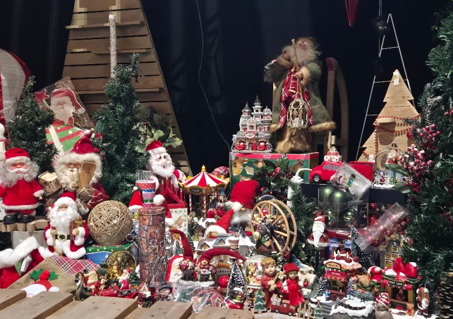 De_kerstmarkt_van_Stichting_Kringloop_Alphen_is_in_opbouw.jpg