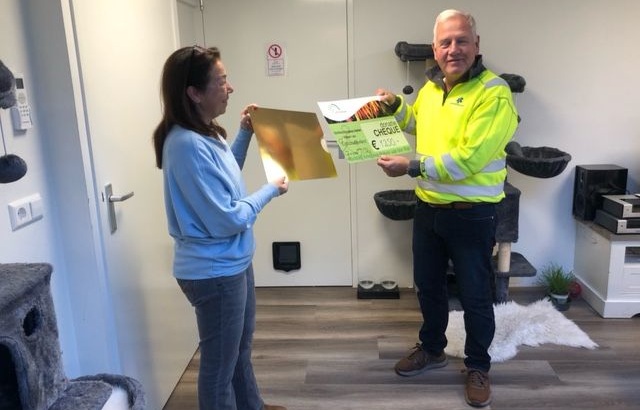 Dierenambulance_ontvangt_cheque_van_Stichting_Kringloop_Alphen-1.jpeg