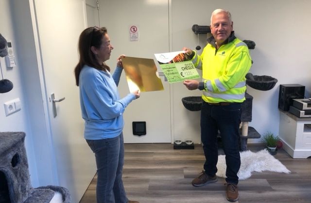Dierenambulance_ontvangt_cheque_van_Stichting_Kringloop_Alphen.jpeg