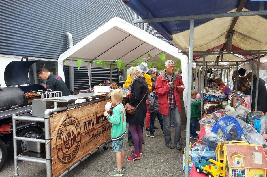 Het_is_altijd_een_feestje_bij_Stichting_Kringloop_Alphen-1.jpg