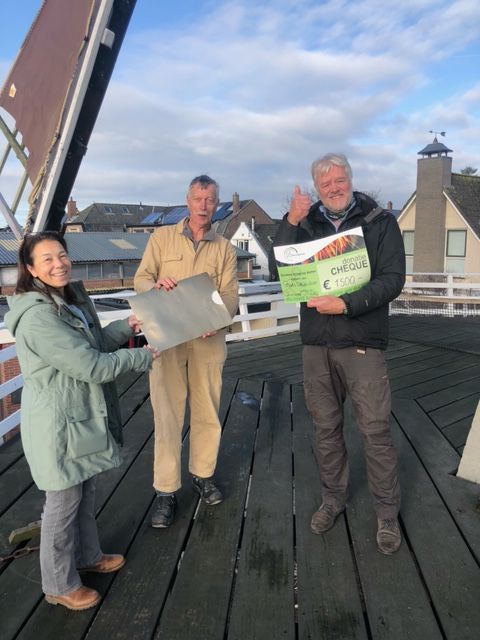 Molen_Nieuw_Leven_ontvangt_cheque_van_Stichting_Kringloop_Alphen.jpeg