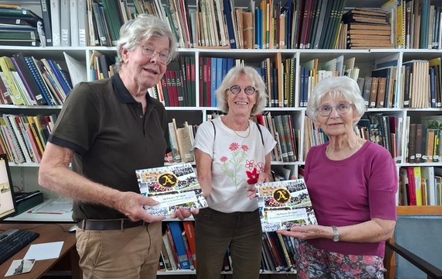 Overhandiging_boek_foto-2.jpg