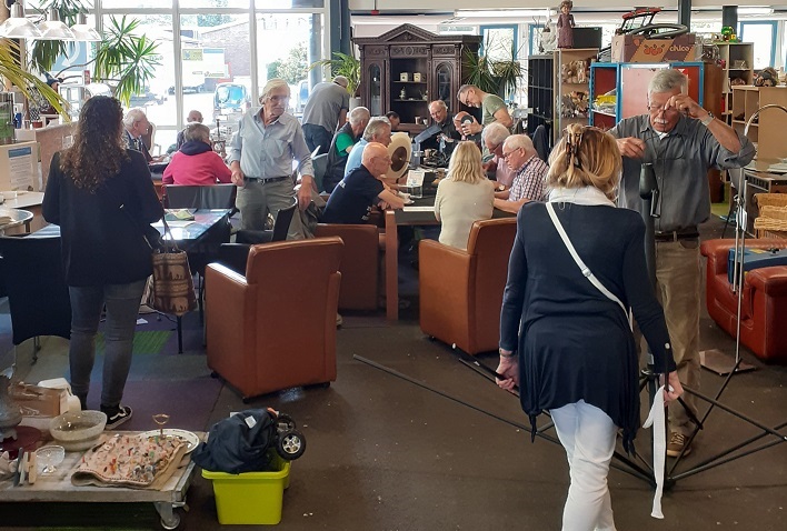 Repair_Cafe_Alphen_-_altijd_gezellig_druk-3.jpeg