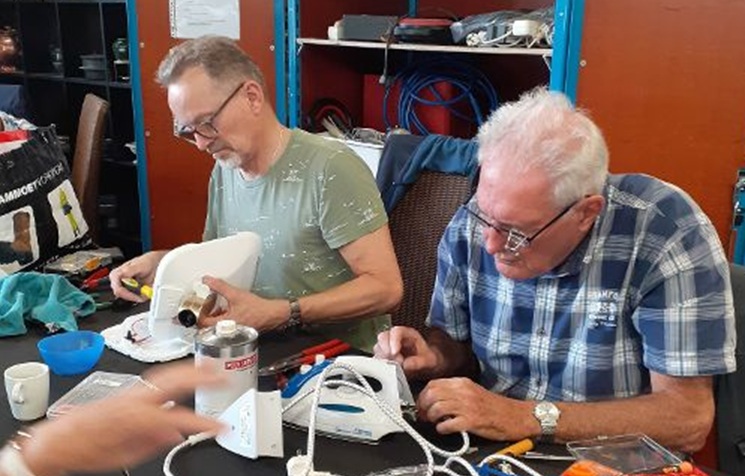 Repair_Cafe_Alphen_-_precisiewerk-3.jpg
