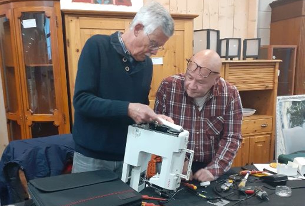 Repair_Cafe_Hazerswoude_naaimachine.jpg