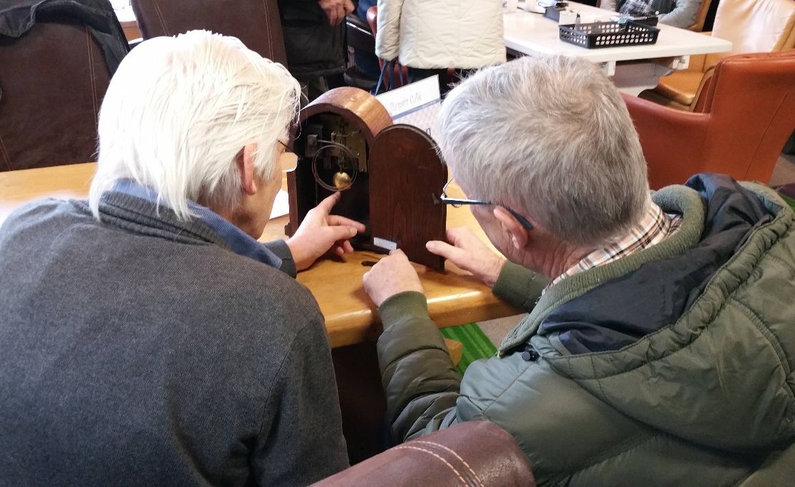 Repair_Cafe_Stichting_Kringloop_Alphen_-_Een_kijkje_in_de_klok.jpg