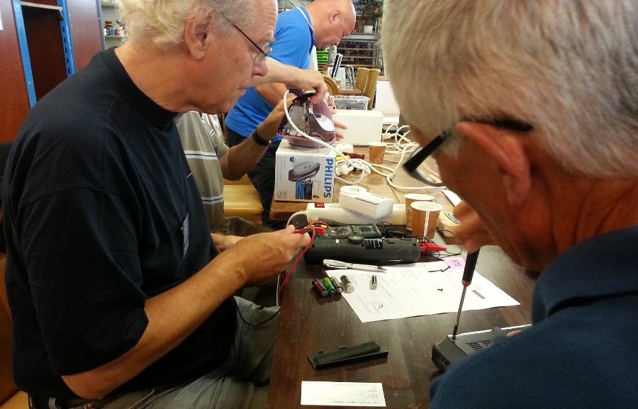 Repair_Cafe_Stichting_Kringloop_Alphen_-_doorkijkje_op_reparaties-2.jpeg