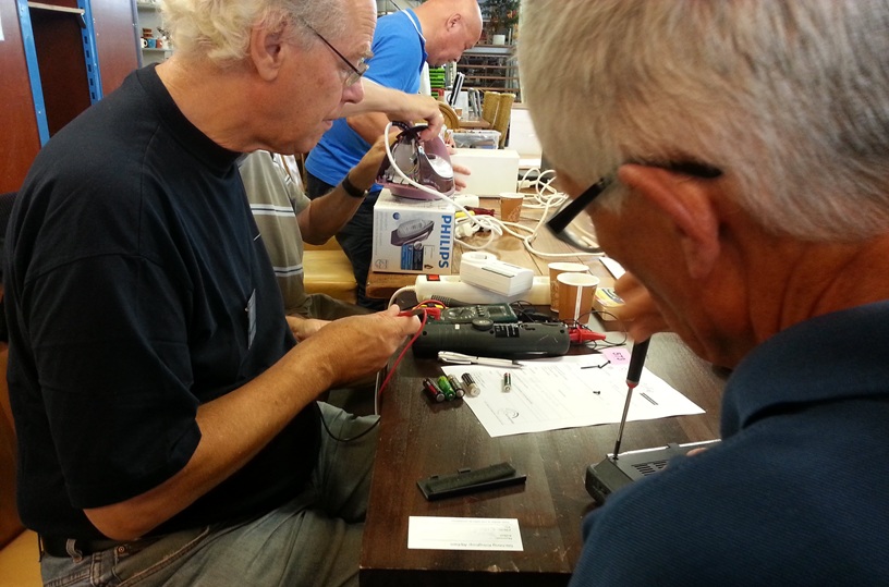 Repair_Cafe_Stichting_Kringloop_Alphen_-_doorkijkje_op_reparaties.jpeg