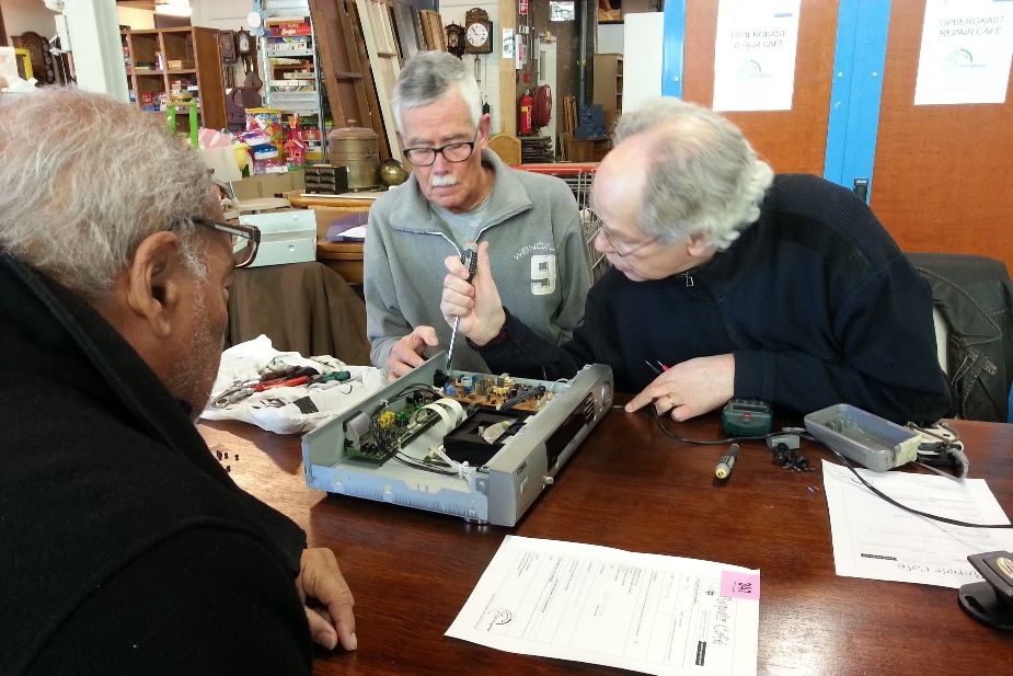 Repair_Cafe_Stichting_Kringloop_Alphen_-_elektra-1.jpeg