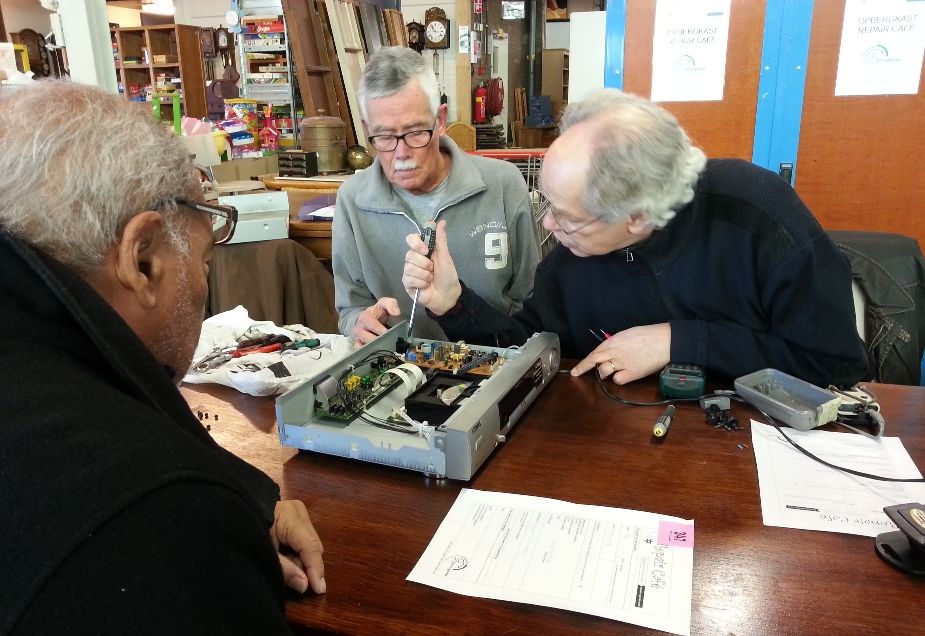 Repair_Cafe_Stichting_Kringloop_Alphen_-_elektra.jpeg