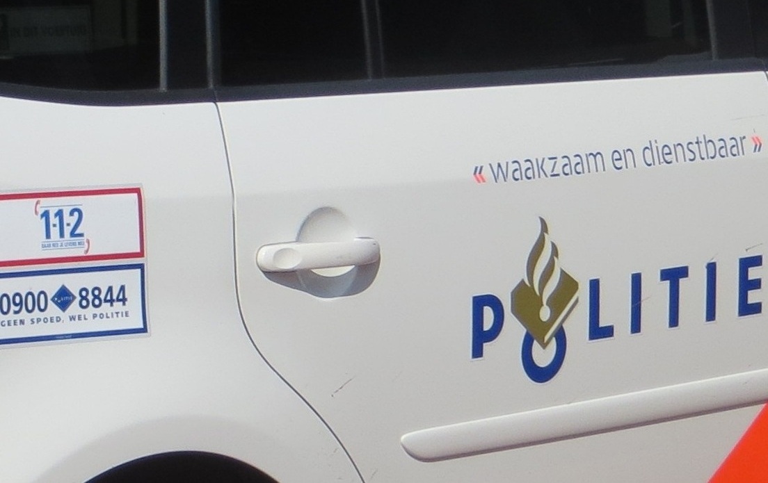 Zwaarbewapende politie doet inval in wooncomplex Baronie Haven, man aangehouden