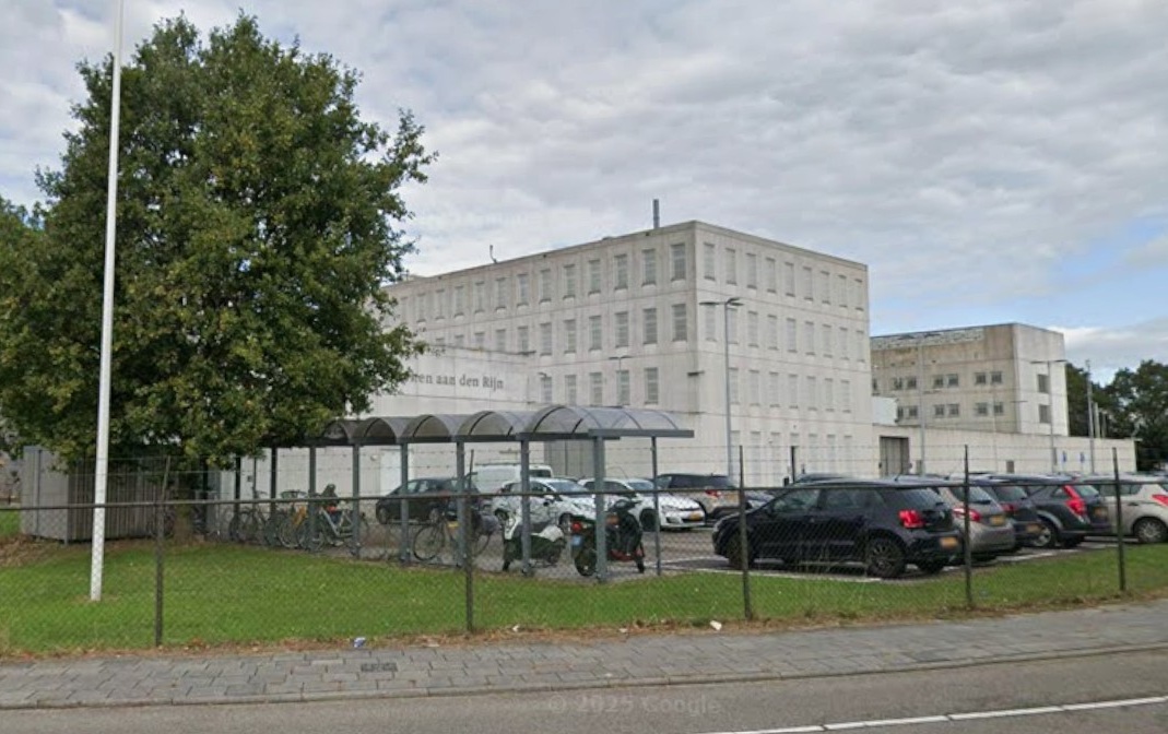 Opstoot in gevangenis Alphen: gedetineerden weigeren cel in en slaan brandalarm stuk