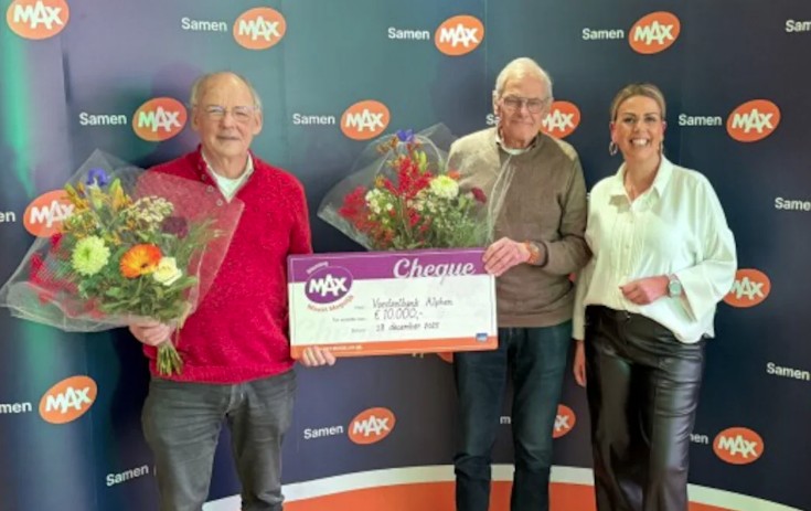 Voedselbank Alphen ontvangt cheque van 10.000 euro van stichting MAX Maakt Mogelijk
