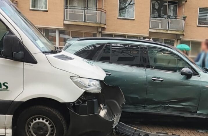 Meerdere voertuigen beschadigd bij ongeval op Europalaan in Alphen aan den Rijn