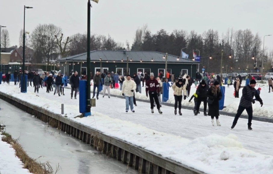 Drukte op natuurijsbaan Boskoop: ruim 1.500 schaatsers bij IJsclub Otweg