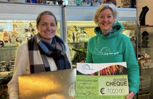 Kringloop Alphen steunt Stichting Zorg voor Egels met donatie van 1.000 euro