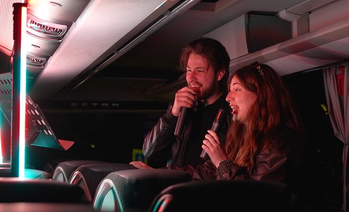 Karaokebus op Rijnplein zet Alphen in Queen-sfeer voor We Will Rock You