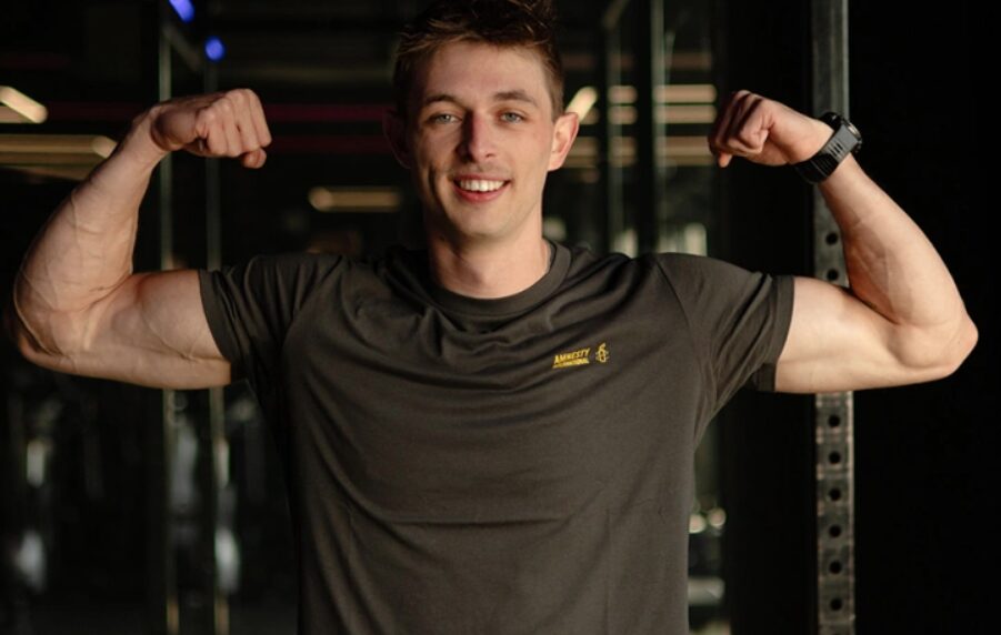 Jesse Scholten verbreekt Nederlands record pull-ups, maar ziet wereldrecordpoging stranden door bles