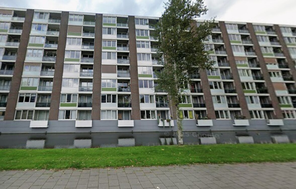 Bewoners seniorenflat wachten al bijna jaar op nieuwe zonneschermen
