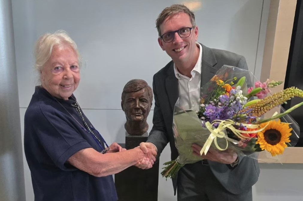 Alphen aan den Rijn ontvangt bronzen portret van koning Willem-Alexander