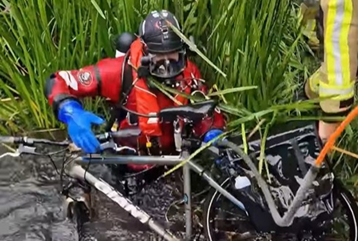 Brandweer zoekt naar persoon te water in Koudekerk na melding over fiets
