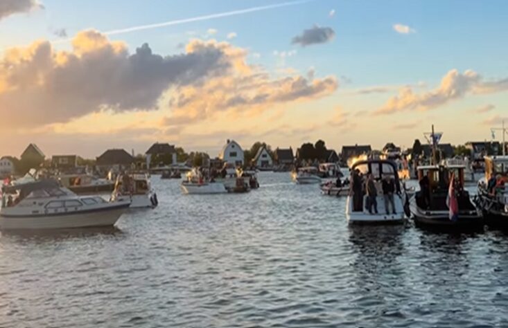 Verlichte botenshow naar voorbeeld van Aalsmeer? Sunset Beachbar ziet kansen voor Alphen