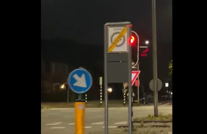 Verkeersbord op middenberm vlak voor verkeerslicht: Alphen heeft mogelijk een Dumpert-filmpje te pak