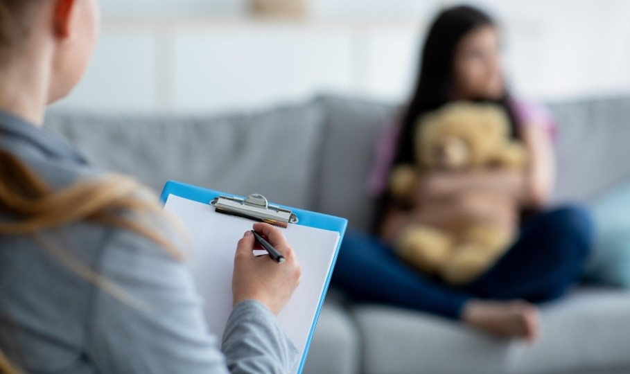 Shutterstock_jeugdzorg_onzichtbaar_kind-3.jpg