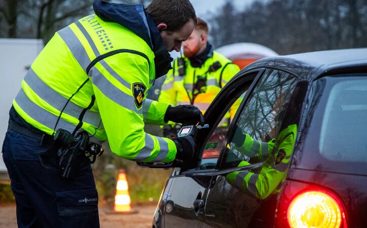 Meerdere overtredingen bij nachtelijke en zondagse controles in Alphen en Boskoop