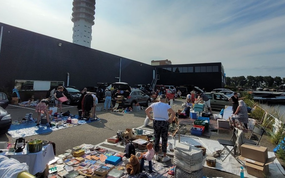 Vorig_jaar_was_het_een_gezellige_drukte_op_de_kofferbakverkoop_van_de_kringloop.jpg