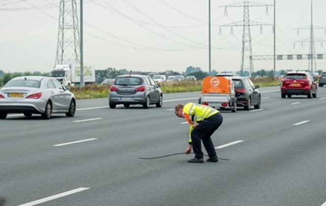 Weginspecteur_haalt_voorwerp_weg_q_2e16d0ba_fill-768x280-2.jpg