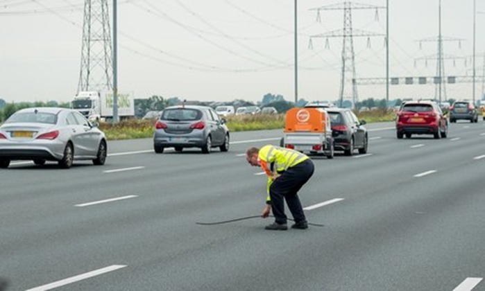 Weginspecteur_haalt_voorwerp_weg_q_2e16d0ba_fill-768x280.jpg