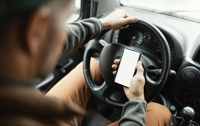 close-up-man-de-auto-met-mobiel__2_-2.jpg