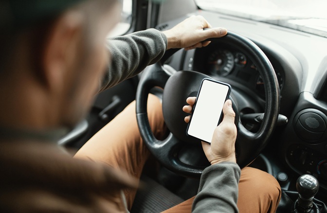 close-up-man-de-auto-met-mobiel__2_.jpg