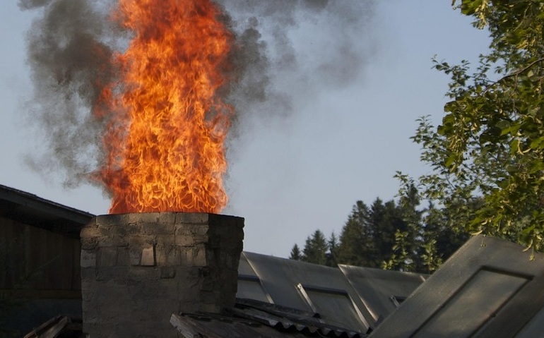 Waarschuwing voor schoorsteenbranden nu kachels weer branden